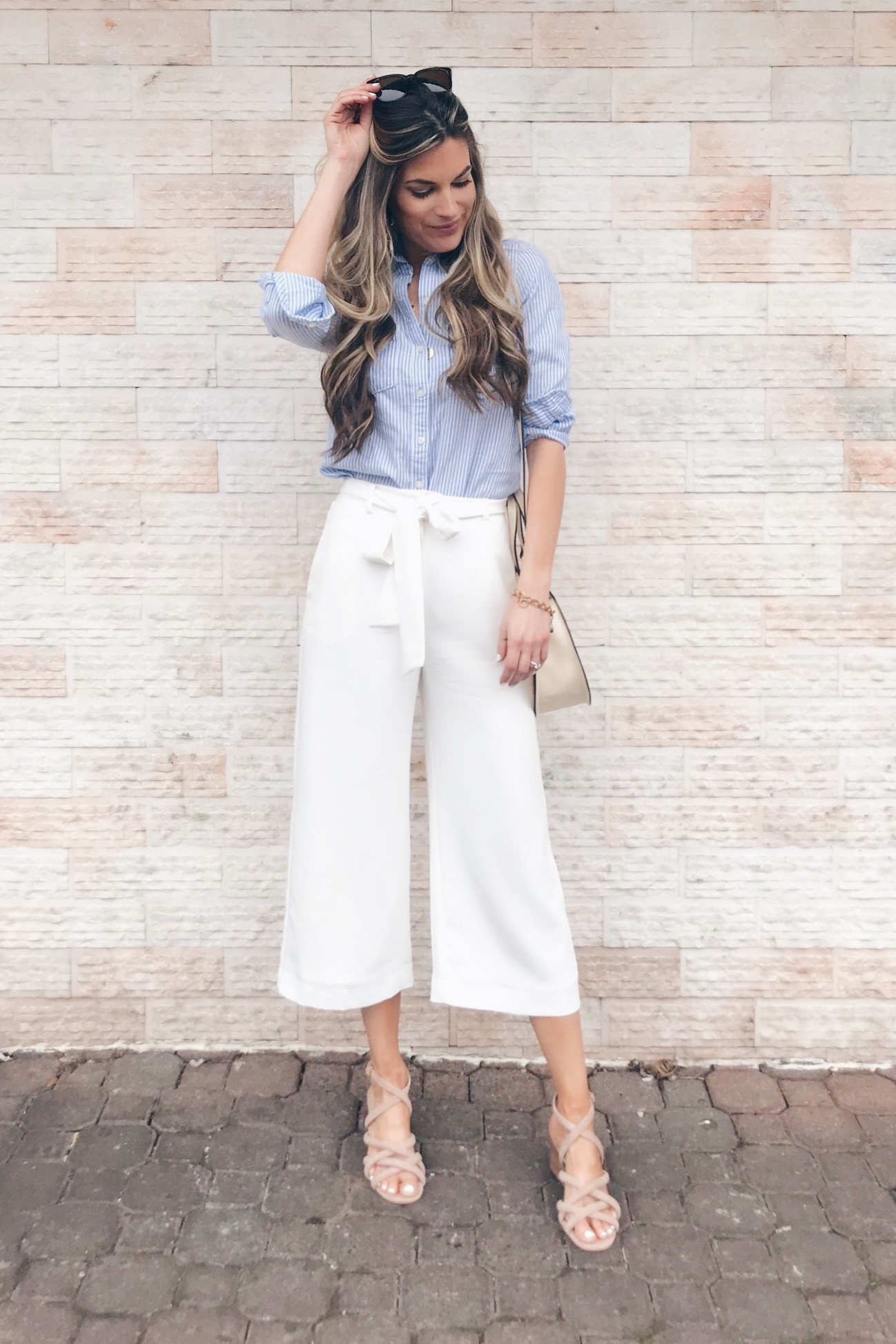 casual white pants outfit